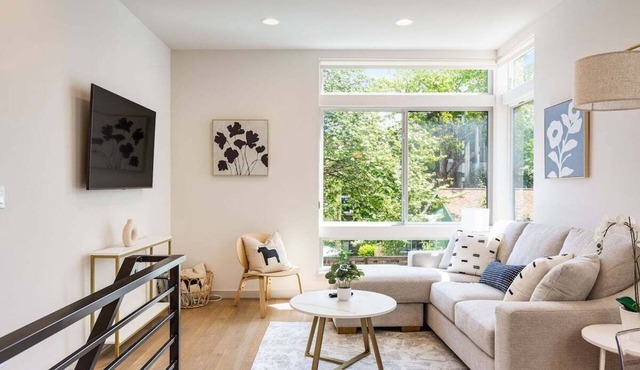 Perch - Serene townhome located a 5-minute walk from a lively area