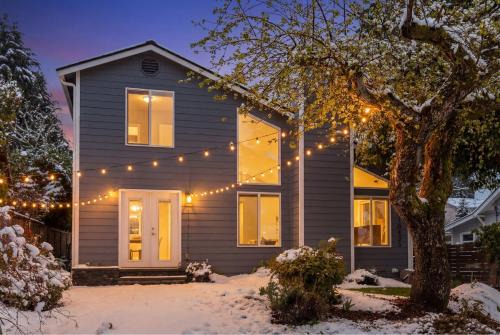Perch - Stylish 3BR Retreat | Open Living + Free Parking