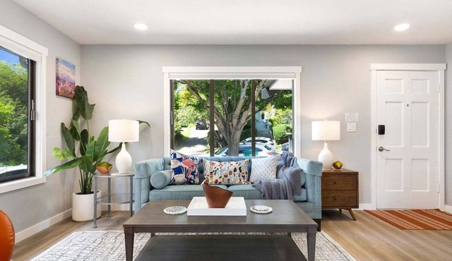 Perch - The Farmhouse: Walk to Lake Union! 3BR/3BA with Parking