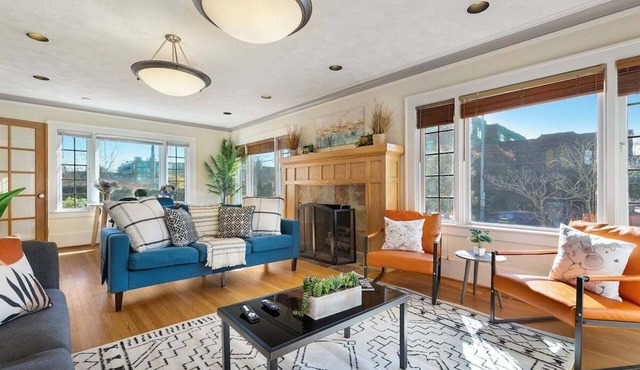Perch - Vintage Seattle Gem: Spacious, Stylish, Parking