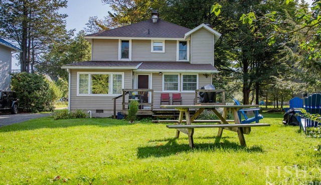 Perch yourself at "Eaglet" Cottage in Eagles Mere