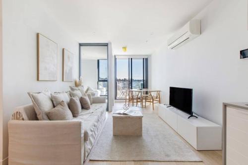 Perched on Parkville - A Minimalist Retreat with Pool