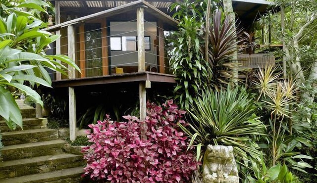 Perched on the bank of Broughton Mill Creek & only 500 meters from Berry centre