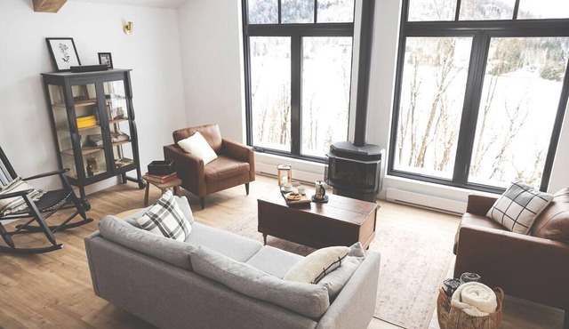 Perched on the mountainside, overlooking the Lac des Grandes Baies
