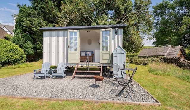 Percy - a holiday Shepherds hut that sleeps 2 with an en-suite