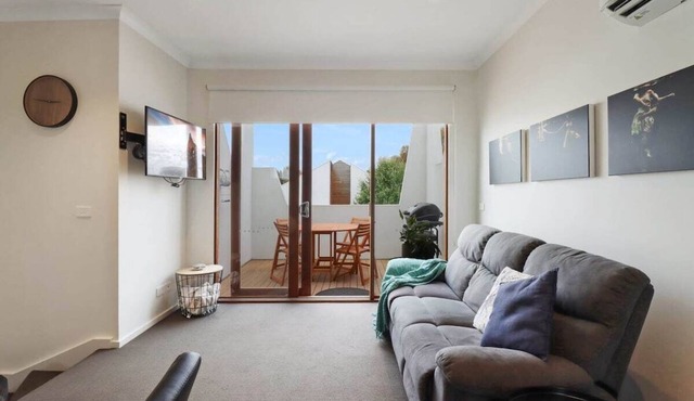 Percy Escape just a walk to Newtown cafes and shops