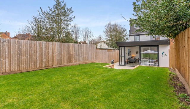 Percy House - sleeps 6 guests in 3 bedrooms