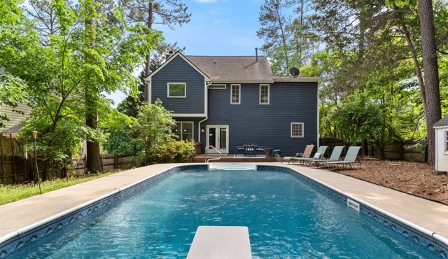 Percy Manor - Pool, Fire Pit, Games and More!