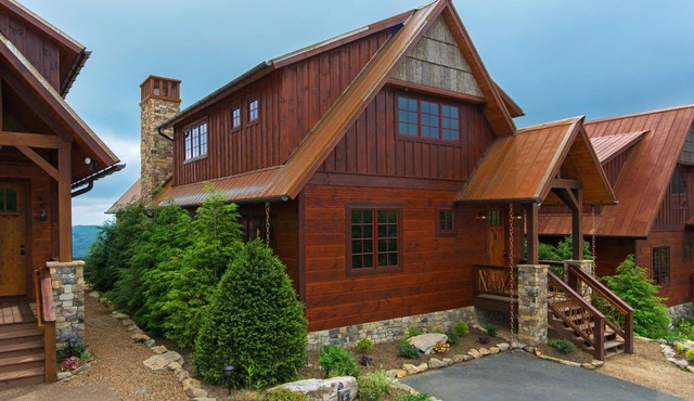 Peregrine's Perch- amazing views, hot tub, outdoor fireplace, Eagles Nest amenities