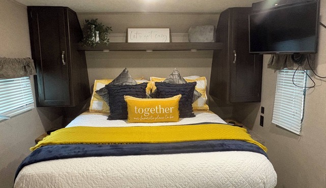 Perfect 1-bedroom RV getaway located in Surfside Beach.