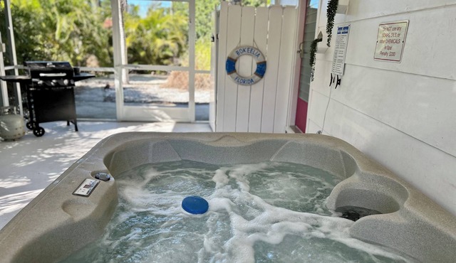 Perfect 1-bedroom cottage with SPA in soothing Bokeelia, Florida