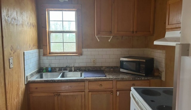 Perfect 1-bedroom lodge with AC in charming Selma just 2 miles from Paper Mill.