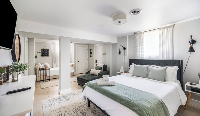 Perfect 1 Bedroom - Sleeps 4 | Near LU | Newly Renovated! by Saydrajanes Properties