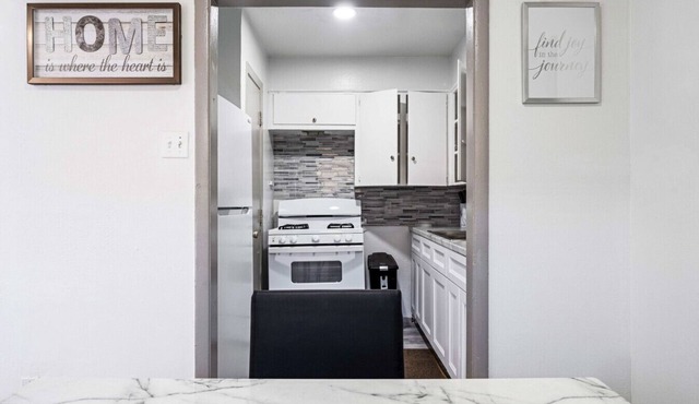 Perfect 1 BR 5 minutes from Downtown