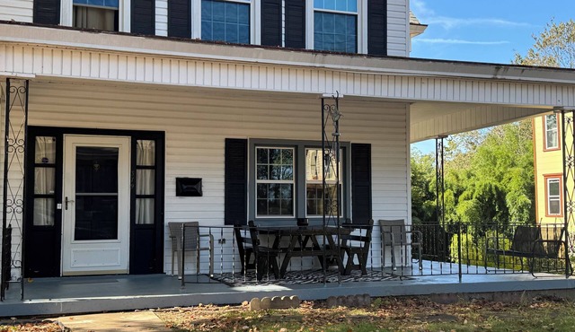Perfect 2-bedroom apartment in charming Pittsburgh neighborhood
