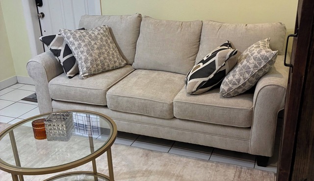 Perfect 2-bedroom building with AC in quaint Davie neighborhood