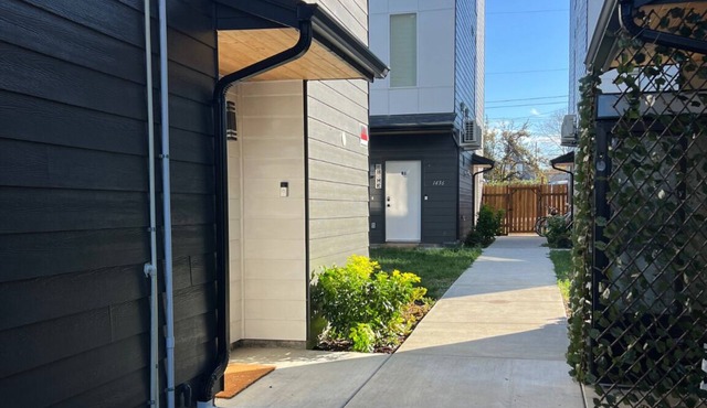 Perfect 2-bedroom condo with AC in delightful Tacoma