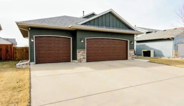 Perfect 2-bedroom house with AC in soothing Sioux Falls. living area and kitchen