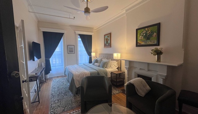 Perfect 2-bedroom suite in a boutique guesthouse with AC in vibrant New York