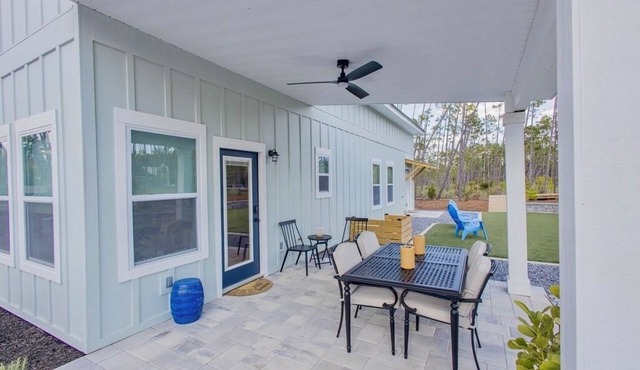 Perfect 2-bedroom tiny house with pickleball courts in Panama City.