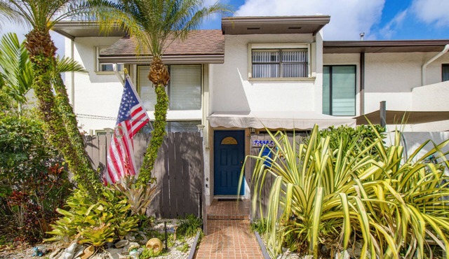 Perfect 2-bedroom townhome with AC in vibrant Miami