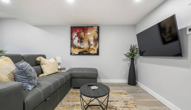Perfect 2BR Airdrie Suite - Near Calgary, WiFi