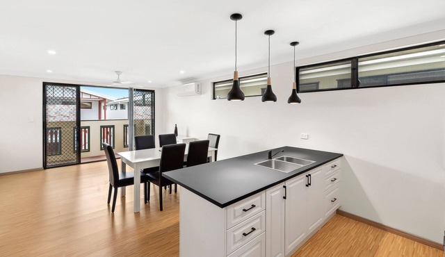 Perfect 2BR for Groups in Inner-City Suburb