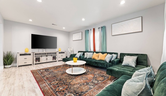 Perfect 3-bd 2 Bths close to LAX, SOFI,HOLLYWOOD,UNIVERSAL STUDIOS,CEDARS-SINAI,