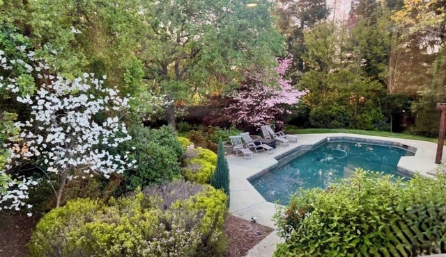Perfect 3-bed house with swimming pool, hot tub, pool table, & cold plunge.