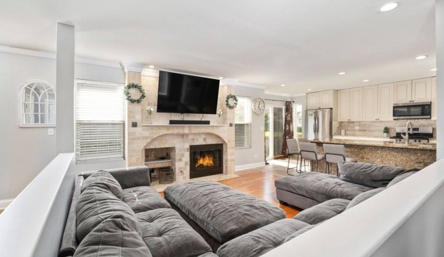 Perfect 3-bedroom home in welcoming Romeoville with WiFi, AC