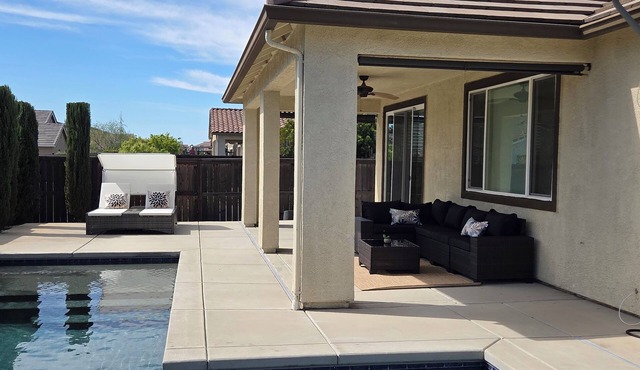 Perfect 3-bedroom house with a pool and an office in fabulous West Roseville