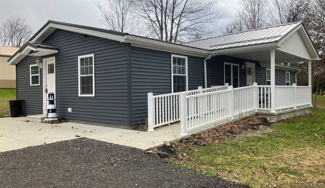 Perfect 3-bedroom mobile home with AC in charming Albion. Mobility-accessible.