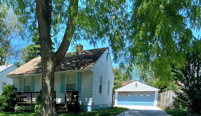 Perfect 3-bedroom Comfy Cozy home with AC, & Sun Porch in charming Harper Woods.