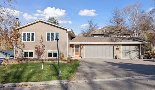Perfect 3-BR Suite with Hot Tub, Lake Views & Sunsets