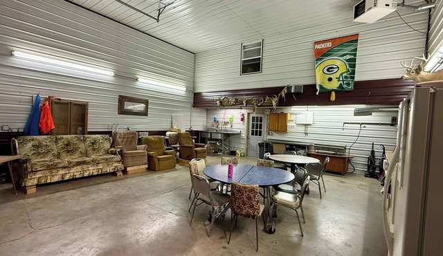 Perfect 4-bedroom building. Perfect for your next hunting or fishing adventure.