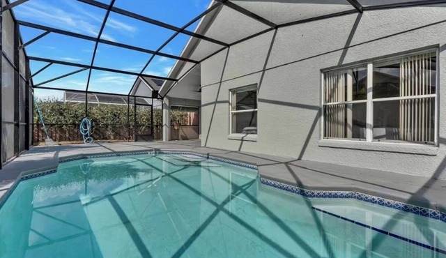Perfect 4 bedroom charming Home with Pool in Kissimmee minutes from Disney!