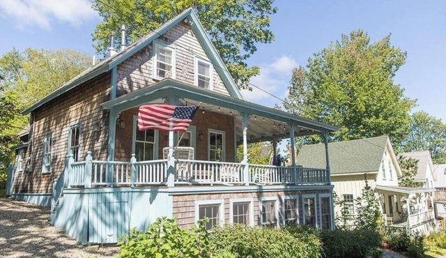 Perfect 4-bedroom house with AC in pleasant Historic Bayside.