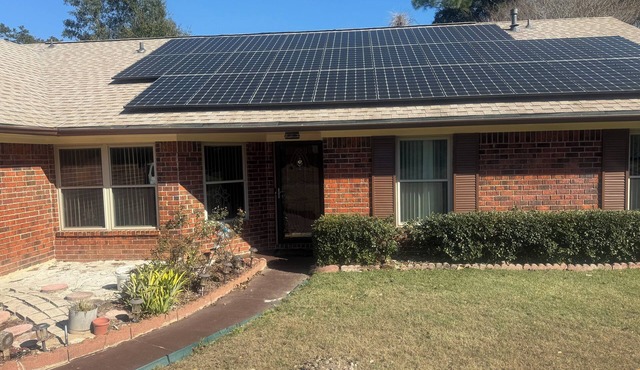 Perfect 4-bedroom house with a Heated Pool in a nice Pensacola neighborhood