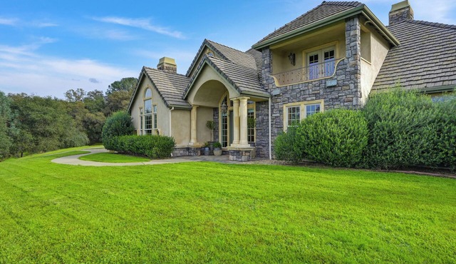 Perfect 4-bedroom house with pool in charming Loomis