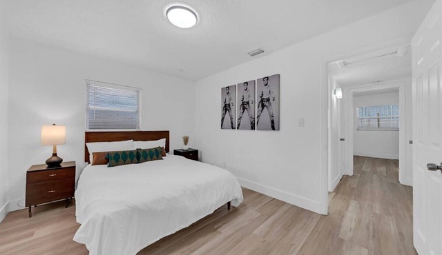 Perfect 4-bedroom house with AC in enchanting Tampa