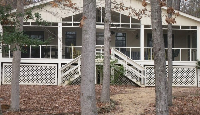 Perfect 4 Bedroom Lake Cottage on Lake Gaston, NC