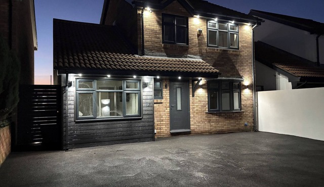 Perfect 4-bedroom villa with hot tub in lovely Barry for a relaxing stay