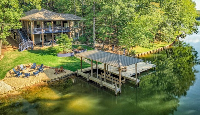 Perfect 4 Families w/2 Masters, Hot-tub + Game Room, Private Dock & Beach Area!