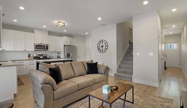 Perfect 4BR Townhouse: Parking + Pickleball Access