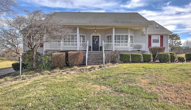Perfect 6-bedroom house with pool and hot tub in gorgeous Greeneville