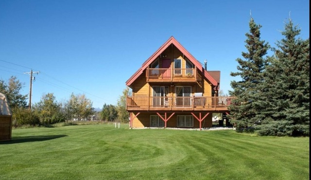 Perfect Alaskan get away! Comfy, cozy and remote.... you will not regret it!.