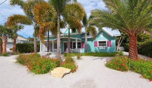 Perfect Anna Maria. Dock on Canal.n 3 blocks to sugar sand beach. Heated pool.