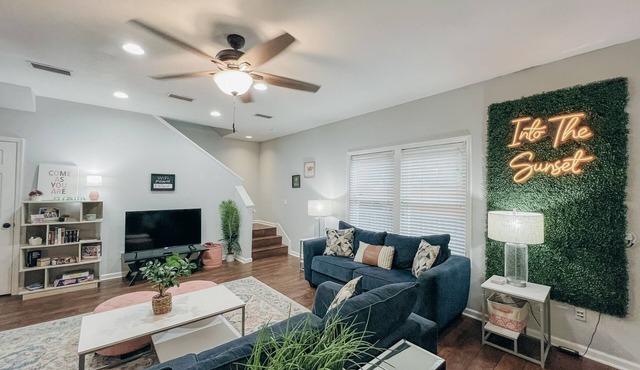 Perfect Background Hangout-Café Lit Patio, Bonfire, BBQ Grill-near UF Stadium!