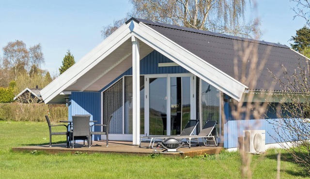 Perfect base for art and flea market trips