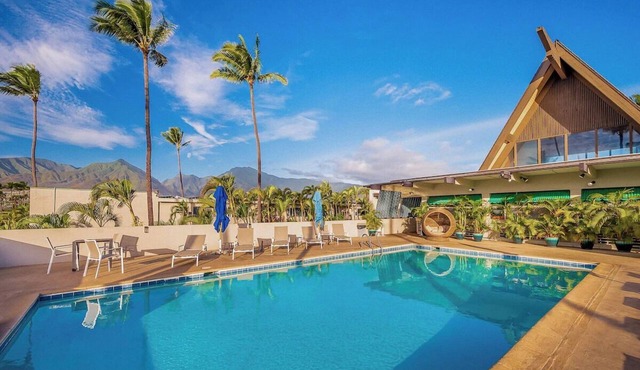 Perfect Beach Destination! 4 Stylish Ocean View Room w/Outdoor Pool + Fireplace
